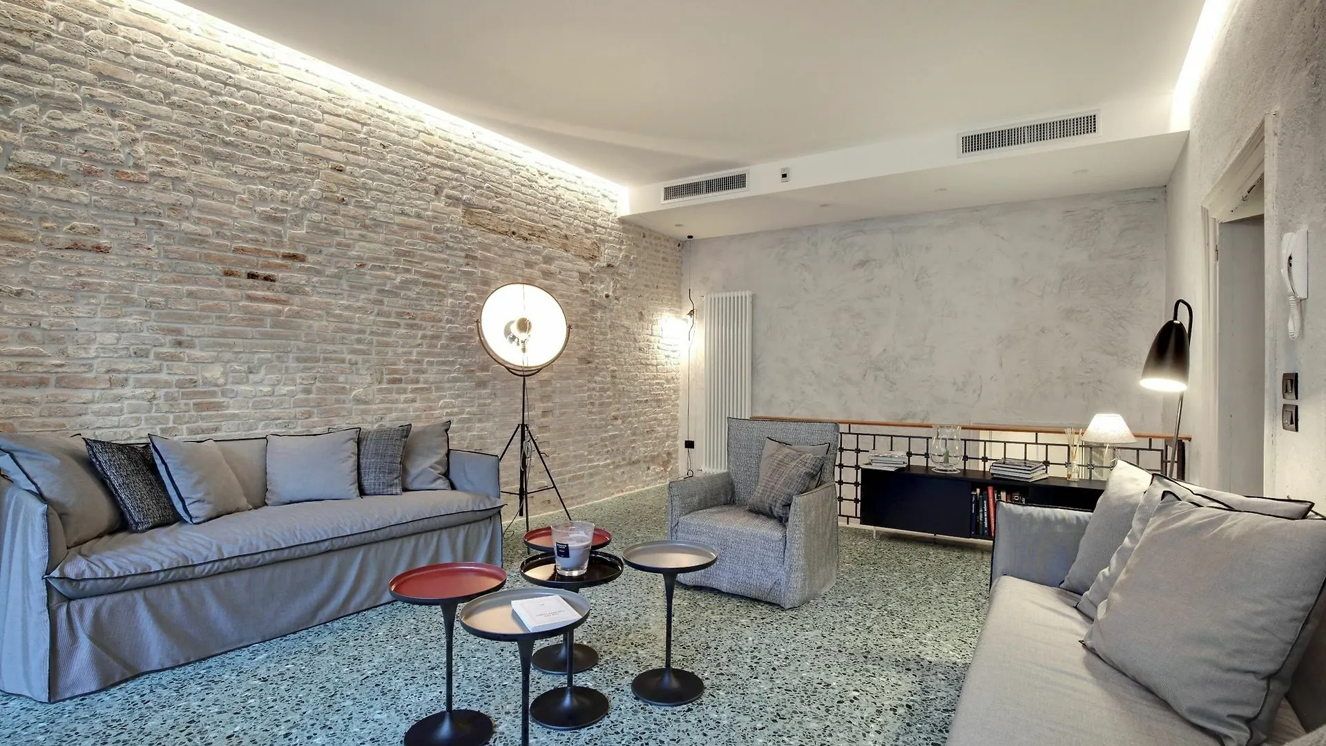 Stunning Modern Apartment In The Heart Of Venezia